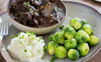 Stoofvlees met bloemkoolpuree en gekarameliseerde spruitjes