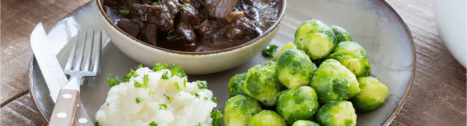 Stoofvlees met bloemkoolpuree en gekarameliseerde spruitjes