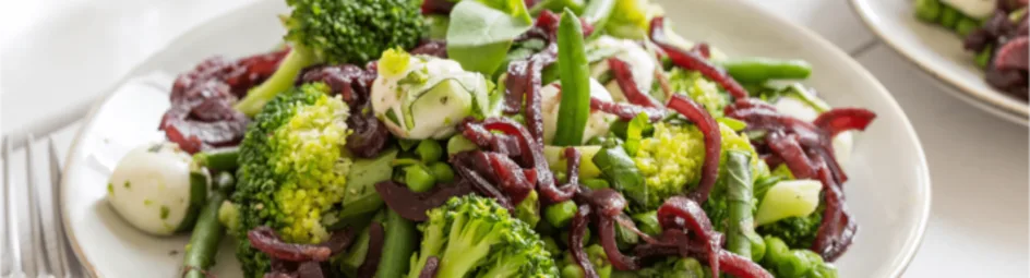 Knapperige groene salade van peulvruchten met een uiencompote
