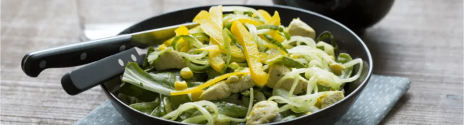 Woknoedels met kip en peultjes