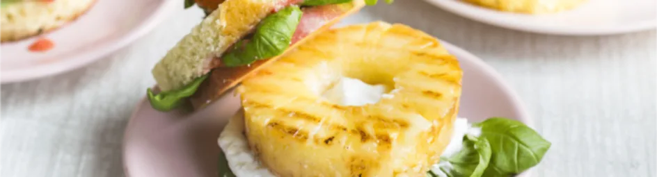 Ananasburger met cake en aardbeiensaus