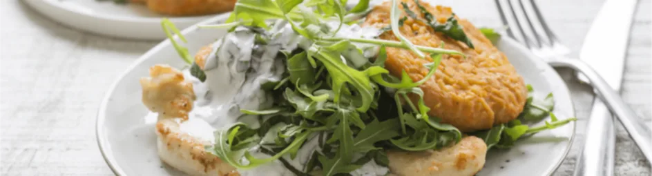 Wortelkoekjes met pangasiusfilet en frisse yoghurtsaus