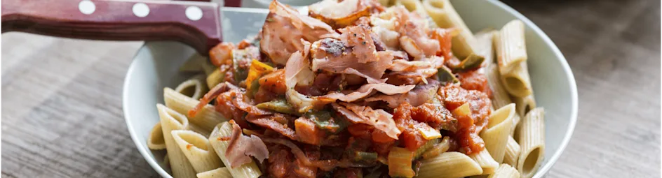 Snelle pasta met rode saus en krokante bacon