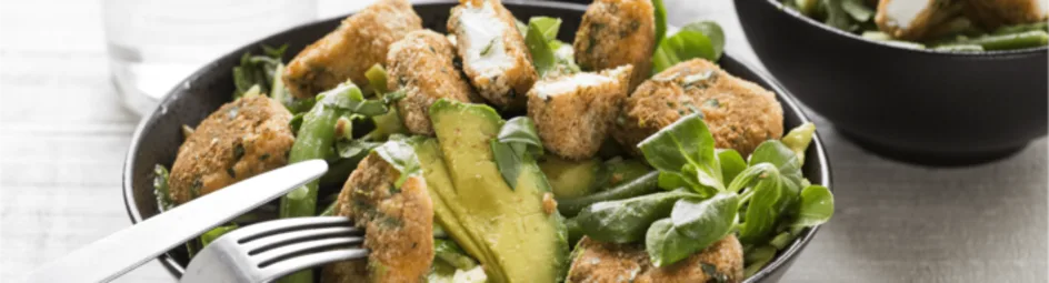 Salade met boontjes, avocado en gepaneerde geitenkaas