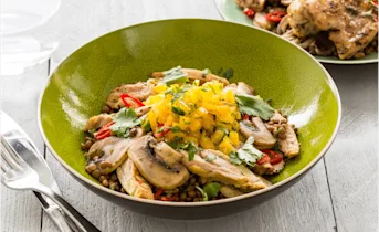 Pittige kip met linzen, champignons en gele paprika