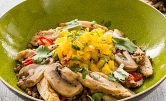 Pittige kip met linzen, champignons en gele paprika