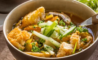 Aardappelsoep met zoetzure komkommer