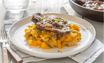 Karbonadestoof met penne in romige pompoensaus