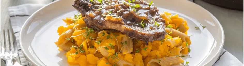 Karbonadestoof met penne in romige pompoensaus