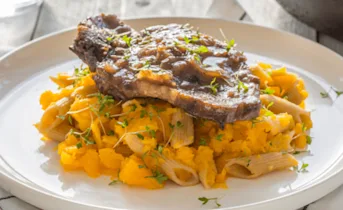 Karbonadestoof met penne in romige pompoensaus