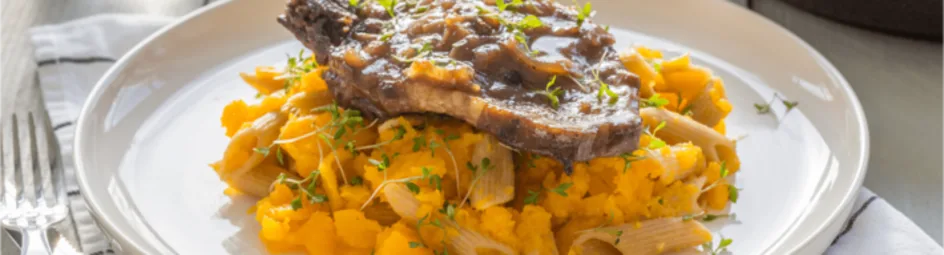 Karbonadestoof met penne in romige pompoensaus