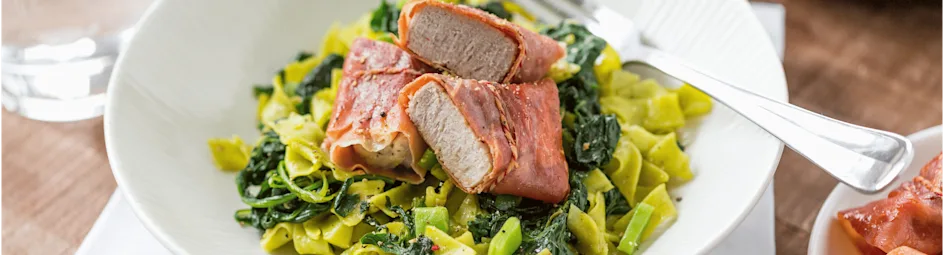Gevulde varkenshaas met spinazie en tagliatelle