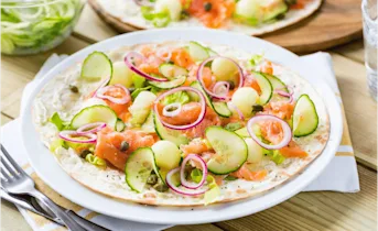 Wrappizza ’s met gerookte zalm, meloen en komkommer