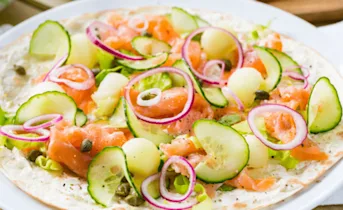 Wrappizza ’s met gerookte zalm, meloen en komkommer
