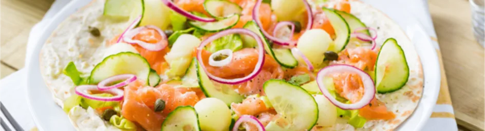 Wrappizza ’s met gerookte zalm, meloen en komkommer