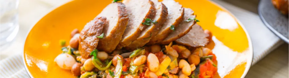 Hollandse bonenschotel met een gehaktbal