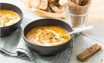 Romige paprika-wortelsoep met kruiden broodsticks
