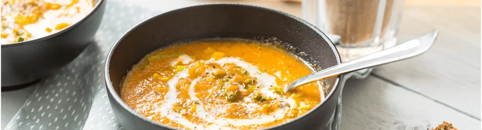 Romige paprika-wortelsoep met kruiden broodsticks