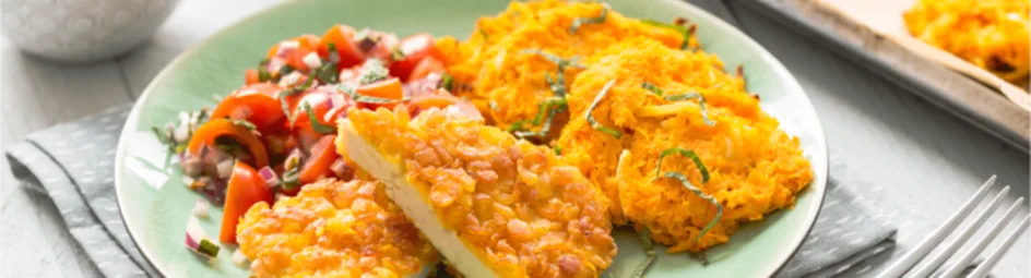 Kipschnitzels met zoete aardappelrösti en tomatensalade
