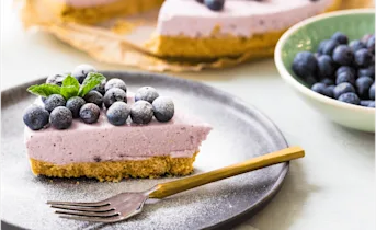 Luchtige yoghurt-kwarktaart met bosbessen