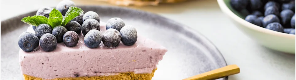 Luchtige yoghurt-kwarktaart met bosbessen
