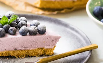 Luchtige yoghurt-kwarktaart met bosbessen