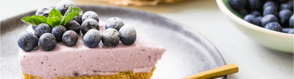 Luchtige yoghurt-kwarktaart met bosbessen