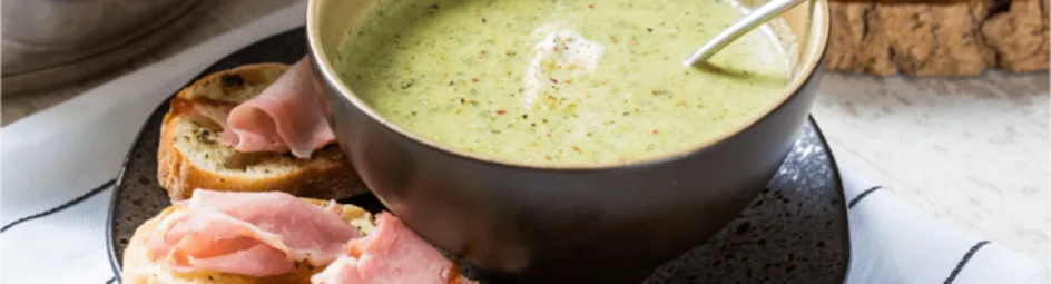 Goed gevulde courgettesoep met dragon en knoflooktoast