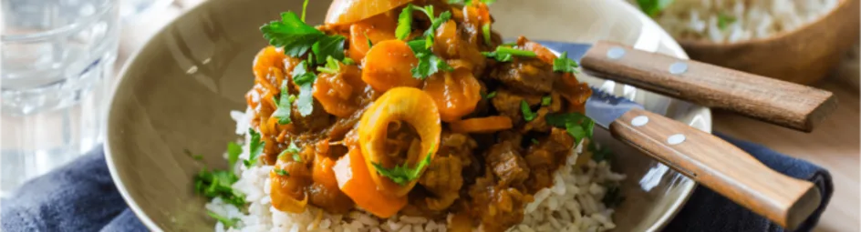 Indische hachee met wortel en zilvervliesrijst