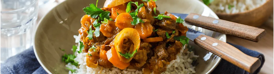 Indische hachee met wortel en zilvervliesrijst