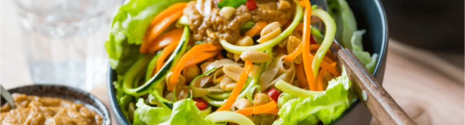 Vegetarische noedelbowl met pindasaus