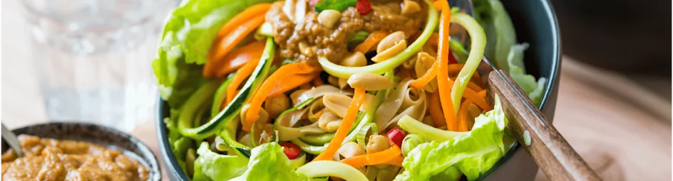 Vegetarische noedelbowl met pindasaus