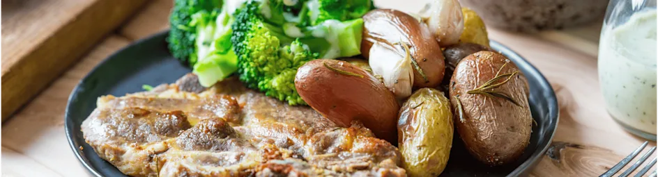 Karbonade met broccoli en basilicum-roomsaus