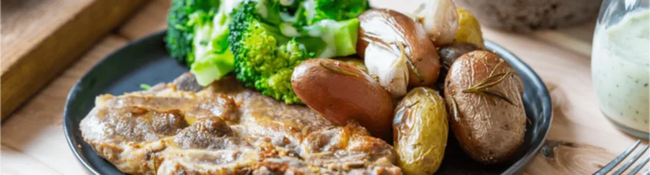 Karbonade met broccoli en basilicum-roomsaus