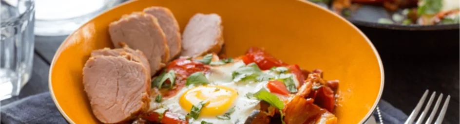 Shakshuka van aubergine en paprika met varkenshaas