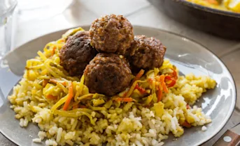 In kokos gestoofde groenten met vega balletjes en rijst