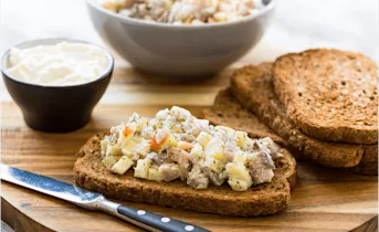Toast met frisse haringsalade