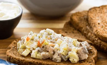 Toast met frisse haringsalade