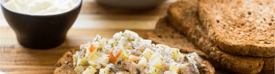 Toast met frisse haringsalade