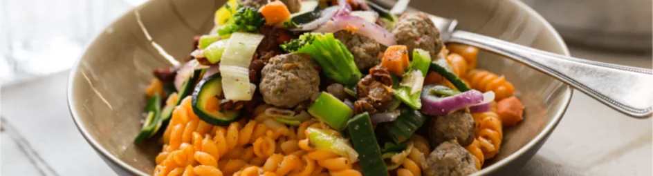 Fusilli met romige paprika-saus en zongedroogde tomaatjes