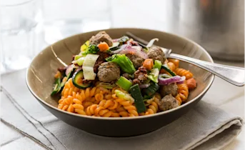 Fusilli met romige paprika-saus en zongedroogde tomaatjes