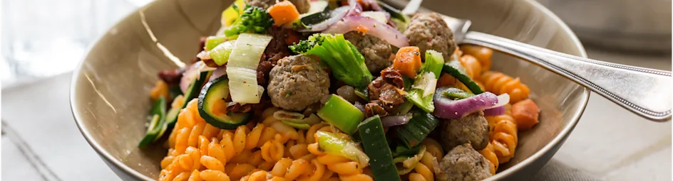 Fusilli met romige paprika-saus en zongedroogde tomaatjes