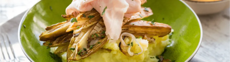 Gegrilde witlof met zoete aardappelpuree en ham
