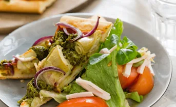 Pizza met boerenkoolpesto, artisjokken en rode ui