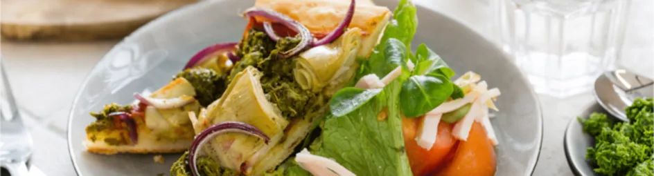 Pizza met boerenkoolpesto, artisjokken en rode ui