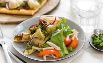 Pizza met boerenkoolpesto, artisjokken en rode ui