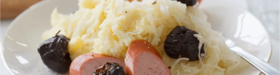Zuurkoolstamppot met gegrilde pruimen en worst
