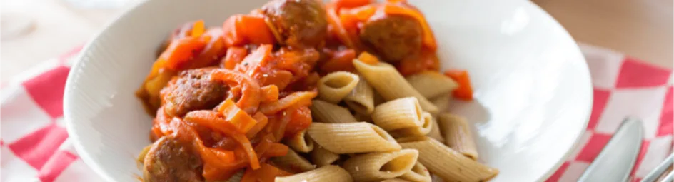 Volkorenpasta met rode saus en saucijzen