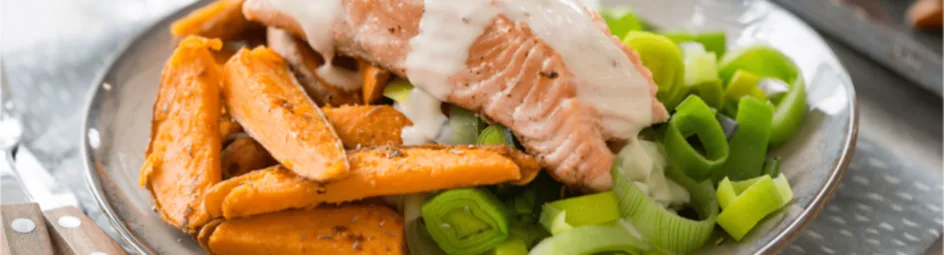 Zoete aardappel wedges met zalm en witte wijnsaus