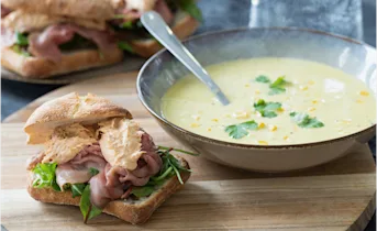 Ciabatta's vitello tonato met maïssoep